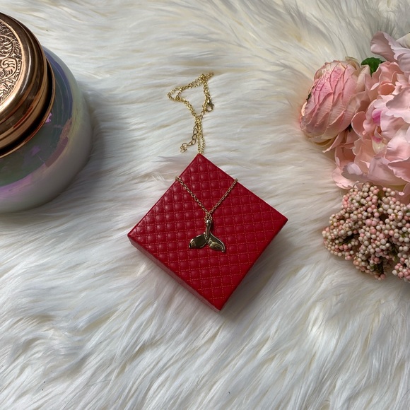 Delicate Gold 🖤 Nautical Whale Necklace - Picture 4 of 5